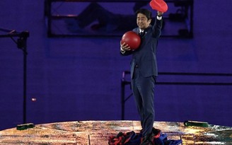 Thủ tướng Nhật bất ngờ hóa thân thành Mario trong lễ bế mạc Olympic 2016