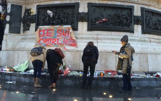 Giữa Paris, tôi nghe tiếng súng