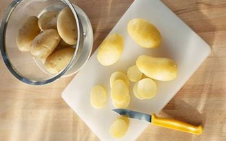 Hút sạch mụn cám với củ khoai tây