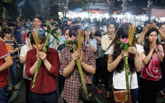 TP.HCM: Hàng ngàn người đến chùa trong ngày rằm tháng giêng