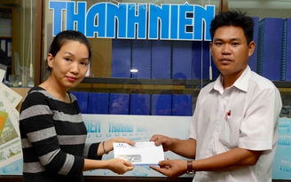 Trao tiền, quà giúp những hoàn cảnh khó khăn