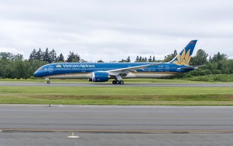 Chiếc Boeing 787-9 Dreamliner của Vietnam Airlines bay trình diễn ở Pháp