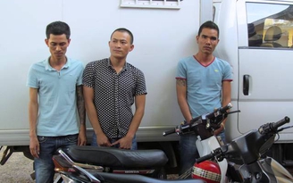 Bắt được nhóm ném sơn đen lên xe chở khách du lịch