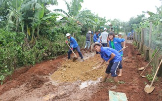 Xây bến nước, làm đường nông thôn