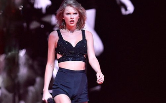 Taylor Swift giận dữ khi bị fan cuồng kéo chân trên sân khấu