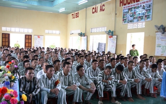 Một quản giáo bị bắn chết