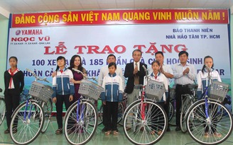 Tặng xe đạp, tập vở cho học sinh nghèo vùng sâu