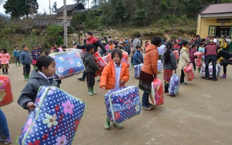 Đại biểu SSEAYP Việt Nam 2015 tặng chăn, áo ấm cho trẻ vùng cao