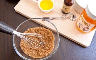 Nếu bị sẹo thâm đừng bỏ qua mặt nạ đường nâu và mật ong