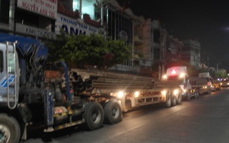 Bốn xe đầu kéo chở hàng 'khủng' lén lút chạy vào thành phố lúc 3 giờ sáng