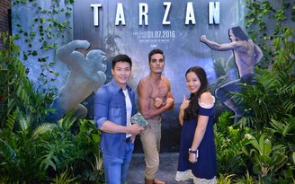 Vợ chồng MC Hồng Phượng tình tứ hôn nhau tại buổi ra mắt 'Huyền thoại Tarzan'