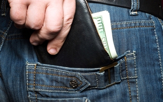 Vì sao đàn ông không nên nhét tiền đầy ví và để ở túi sau?