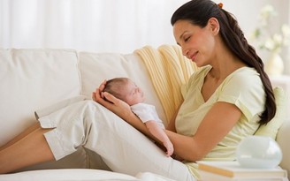 Nhũ hoa thâm sau khi sinh con, dùng kem có hết không?