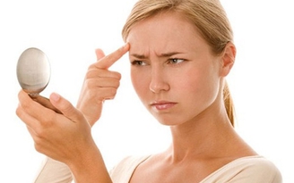 Da nhờn, lỗ chân lông to và nổi mụn, nên làm gì?