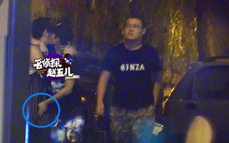 Diễn viên Trung Quốc vô tư sờ soạng bạn đồng giới giữa phố
