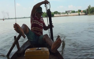 Nơi độc nhất ở Biên Hòa người người lặn ngụp dưới đáy sông tìm sắt