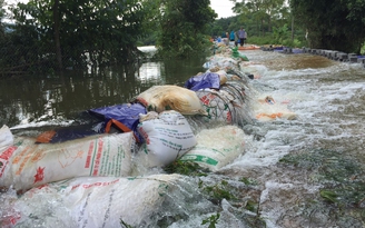 Lũ dâng cao, hơn 14.000 hộ dân Hà Nội trong vùng nguy hiểm