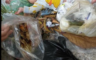 Nóng trên mạng xã hội: Cảm thương bé trai bị bỏ trong thùng rác