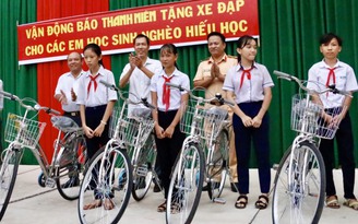 Tặng xe đạp cho học sinh nghèo ở Bình Thuận
