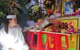 Người cha bị CSGT tông chết: Con thơ sắp thôi nôi bơ vơ cùng vành khăn tang
