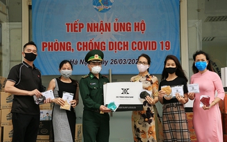 Đỗ Trịnh Hoài Nam và CLB Áo dài may khẩu trang tặng chiến sĩ biên phòng