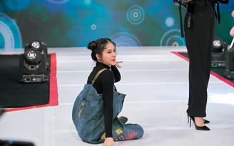 Vân Trang té ngã khi trình diễn catwalk
