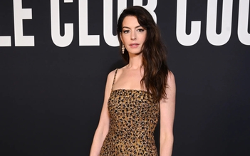Nữ diễn viên Anne Hathaway gây sốt tại show thời trang với họa tiết da báo