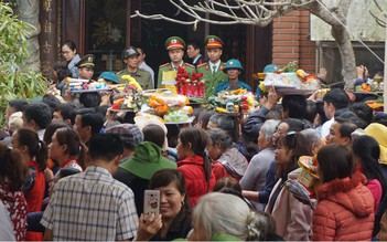 Chen nhau lễ bái tại đền Am Tiên sau lễ 'mở cổng trời'
