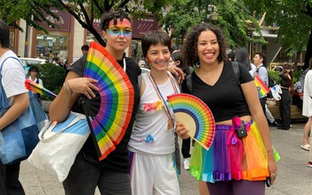 Đông nghẹt người ra phố đi bộ Nguyễn Huệ với cờ lục sắc cộng đồng LGBT