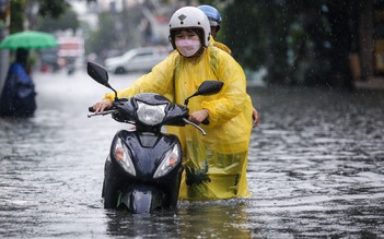 TP.HCM có mưa cực to giữa trưa: 'Biển nước' ngập hơn bánh xe, người dân khổ sở dắt bộ