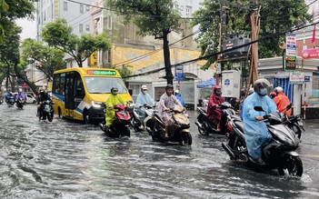 Học sinh nhiều tỉnh thành miền Trung nghỉ học vì mưa lớn