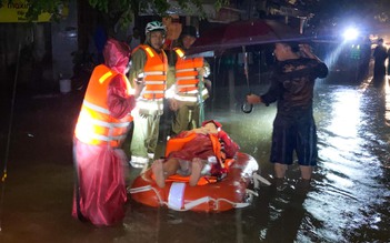 Đà Nẵng mưa gây ngập sâu có nơi 2m: Xuyên đêm ứng cứu, sơ tán 5.000 người dân