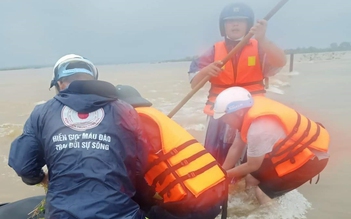 Thừa Thiên - Huế: Cứu kịp thời hai mẹ con gặp nạn khi đang vượt nước lũ