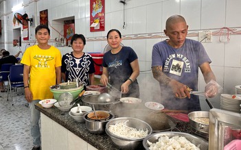 ‘Hủ tiếu nhà giàu' nửa thế kỷ ở TP.HCM, tô rẻ nhất 100.000 đồng: Khách mê vì độc lạ