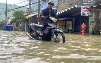 Mưa lũ Đà Nẵng: Nhiều nơi vẫn ngập sâu trong 'biển nước'; lội nước cõng người đi cấp cứu