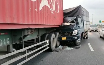 Xe tải tông xe đầu kéo trên cao tốc, tài xế thoát chết trong cabin bẹp dúm