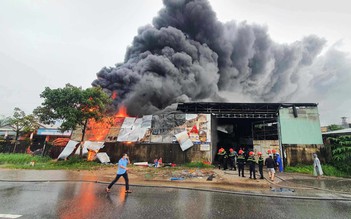 Cận cảnh hiện trường đám cháy lớn tại kho chứa hàng ở Quảng Nam