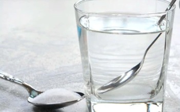 Ngày mới với tin tức sức khỏe: Cách súc miệng bằng nước muối phòng đau họng