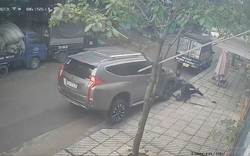 Clip ô tô tông xe máy của 2 người nghi trộm chó ở TP.HCM: Tài xế nói gì?