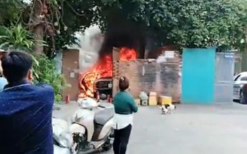 Cháy xe ô tô Lexus đậu trong hẻm