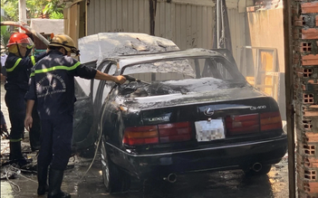 Cháy xe ô tô Lexus đậu trong hẻm, khu dân cư nháo nhào
