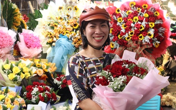 Chợ hoa lớn nhất TP.HCM tất bật người mua người bán trước ngày Phụ nữ VN 20.10