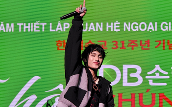 Chủ nhân hit 'Thích em hơi nhiều' khuấy động sân khấu tại Hàn Quốc