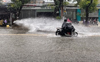 TP.HCM mưa dầm dề từ sáng tới trưa, nhiều tuyến đường chìm trong 'biển nước'