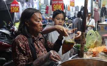 Gánh bún riêu của người bà tần tảo nuôi 3 cháu: 'Ai khó mình thêm thịt chả'