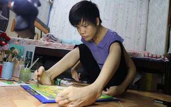 Người phụ nữ vẽ tranh bằng chân và ước mơ thành họa sĩ ở tuổi 31