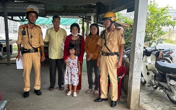 CSGT TP.HCM giúp bé gái 6 tuổi đi lạc tìm được gia đình ở Long An