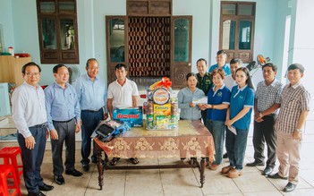 ‘Cùng ngư dân thắp sáng đèn trên biển’ tặng hàng trăm học bổng cho con ngư dân