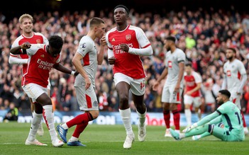 Nketiah ghi hat-trick, Arsenal không để Tottenham ngồi yên ở ngôi đầu Ngoại hạng Anh