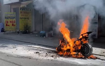 TP.HCM: Xe máy bốc cháy trên đường phố